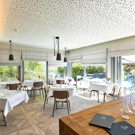 Ambassador Boutique Hotell 4*