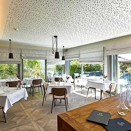 Ambassador Boutique 4* ניון