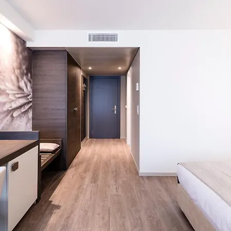 Ambassador Boutique 4* ניון